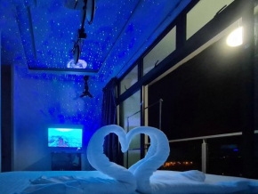 Stylish studio with bathroom and city view balcony at Palazio Taman Mount Austin Free Netflix by GDRAGON HomeStay